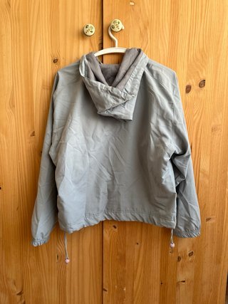 Chaqueta Reebok gris con capucha