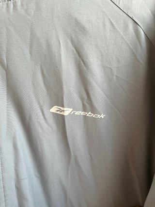 Chaqueta Reebok gris con capucha