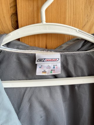 Chaqueta Reebok gris con capucha