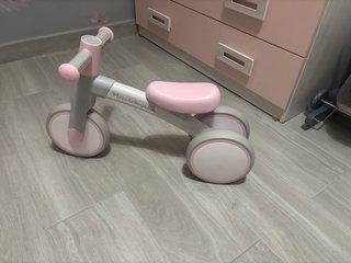 Bici de equilibrio PiccoloToys rosa y gris