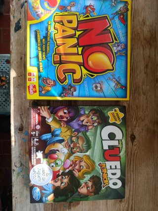 Lote de 2 Juegos de Mesa: No Panic y Cluedo Junior