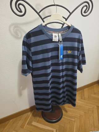 Camiseta Adidas de Rayas