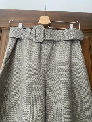 Pantalón de punto gris con cinturón sin estrenar