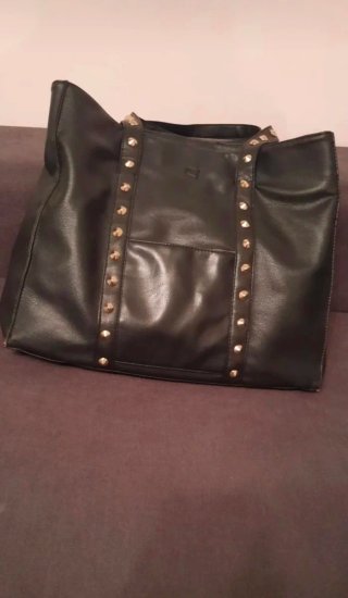 Bolso negro mujer con tachuelas doradas
