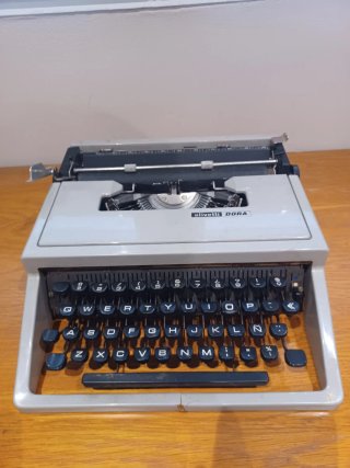 Máquina de escribir Olivetti Dora