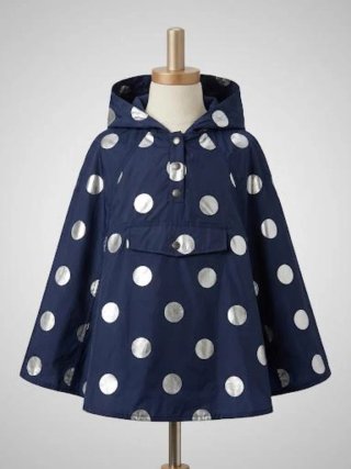 Capa de lluvia azul con lunares plateados