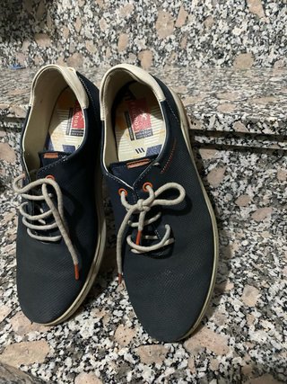 Zapatos Fluchos Azules y Beige