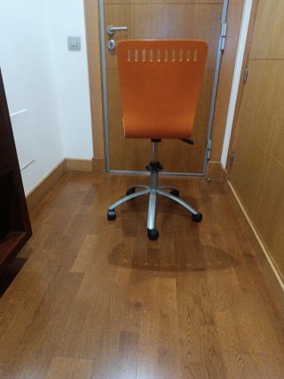 Silla de oficina naranja con ruedas