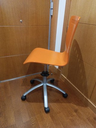 Silla de oficina naranja con ruedas