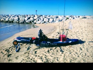 Tabla Paddle con motor eléctrico para pesca.