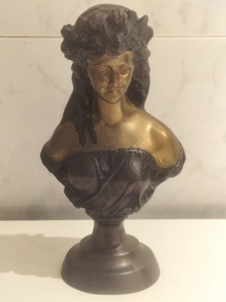 Figura de bronce mujer
