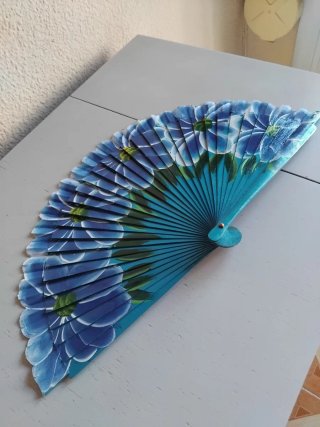 Abanico azul con flores pintadas