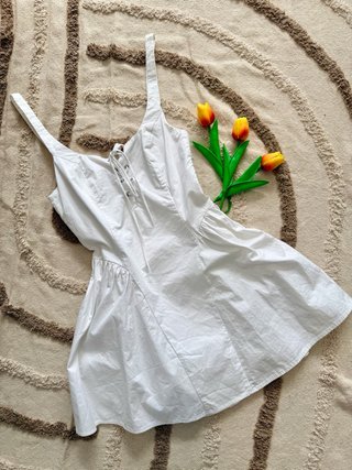 Vestido blanco con cordones