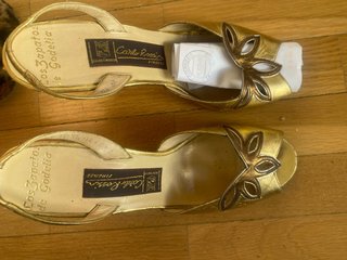 Sandalias de tacón Carlo Rossini doradas. Ideales