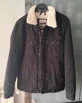 Cazadora vaquera Pull&Bear negra con borreguillo