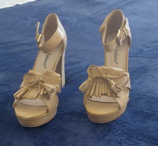 Zapatos de tacón Home Fashioner beige talla 36
