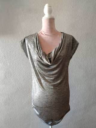 Camiseta gris elástica con cremalleras