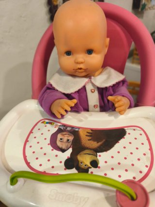 Trona de bebé con muñeca de juguetes