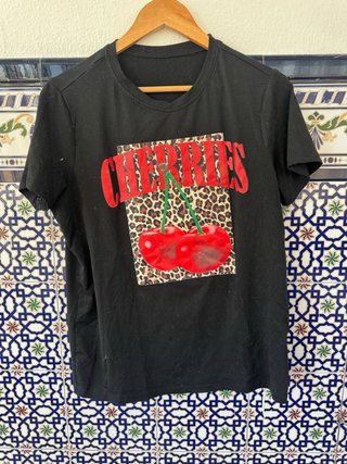 Camiseta crop negra con estampado de cerezas