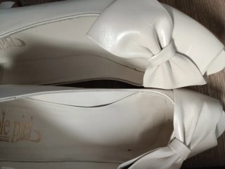 Zapatos de novia blancos con lazo