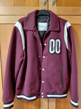 Chaqueta universitaria, roja y blanca (Bershka)