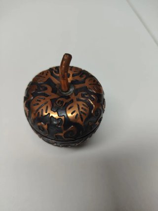 Cajita alhajera de cobre con forma de manzana