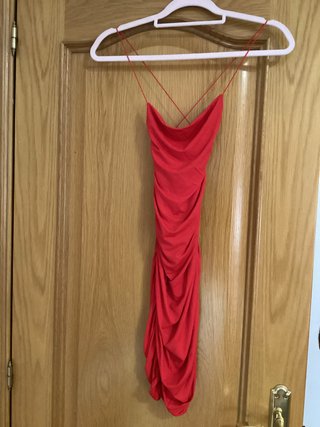 Vestido corto ajustado en rojo.