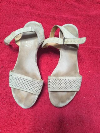 Sandalias Beige con Tachuelas