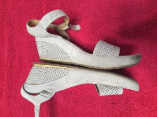 Sandalias Beige con Tachuelas