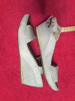 Sandalias Beige con Tachuelas