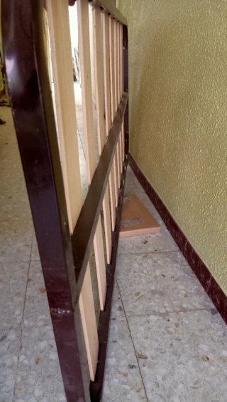 Somier de láminas con estructura metálica