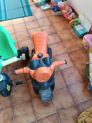 Triciclo, moto y correpasillos infantil