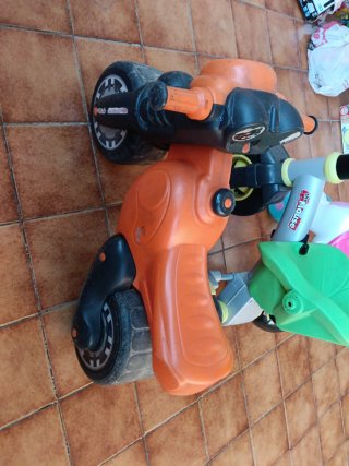 Triciclo, moto y correpasillos infantil