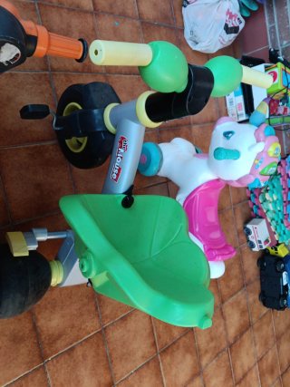 Triciclo, moto y correpasillos infantil