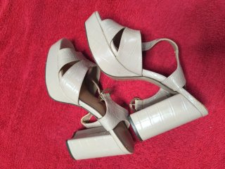 Zapatos de tacón beige Parfois