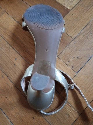 Sandalias de tacón doradas
