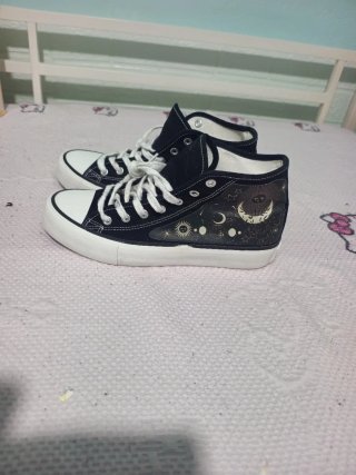Zapatillas tipo Converse con estampado celestial