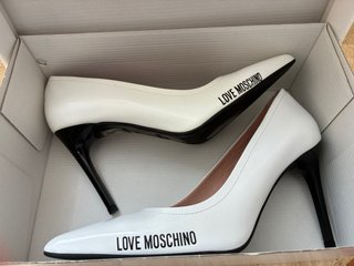 Zapatos de tacón Love Moschino blancos y negros