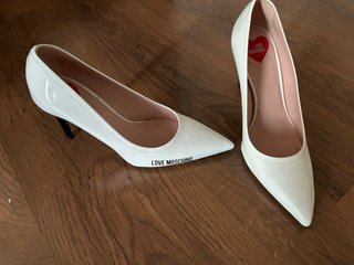 Zapatos de tacón Love Moschino blancos y negros