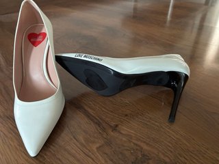 Zapatos de tacón Love Moschino blancos y negros