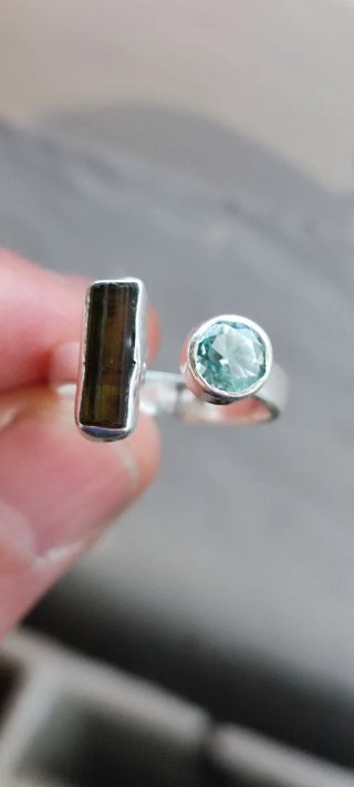 Anillo ajustable de Plata, Turmalina y Topacio.