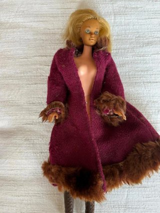 Barbie anni '70 con cappotto