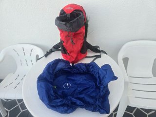 Mochila impermeable con soporte rígido