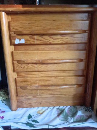 Mesita de noche de madera