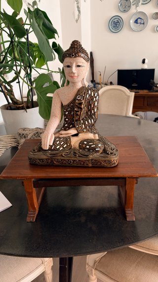 Buda decorativo y mesa de madera