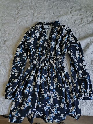 Vestido floral azul y blanco