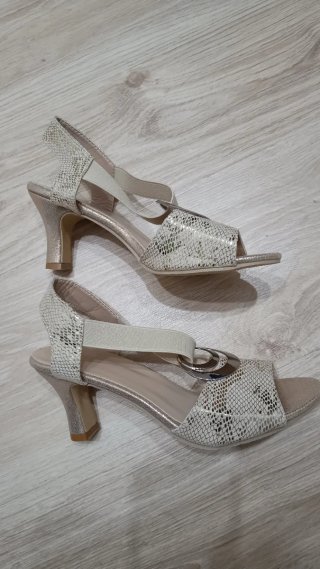 Sandalias nuevas de tacón doradas