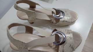 Sandalias nuevas de tacón doradas