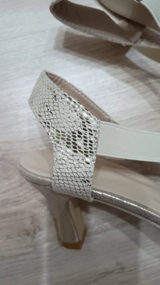 Sandalias nuevas de tacón doradas