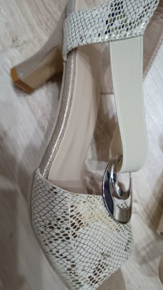 Sandalias nuevas de tacón doradas